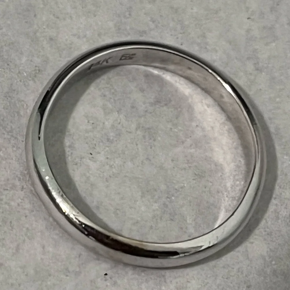 PRE-LOVED AUTHENTIC 14K SOLID WHITE GOLD BAND. - Picture 5 of 8